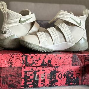 Lebron soldier XI SFG  - light brown/dark stucco size 8 in men’s